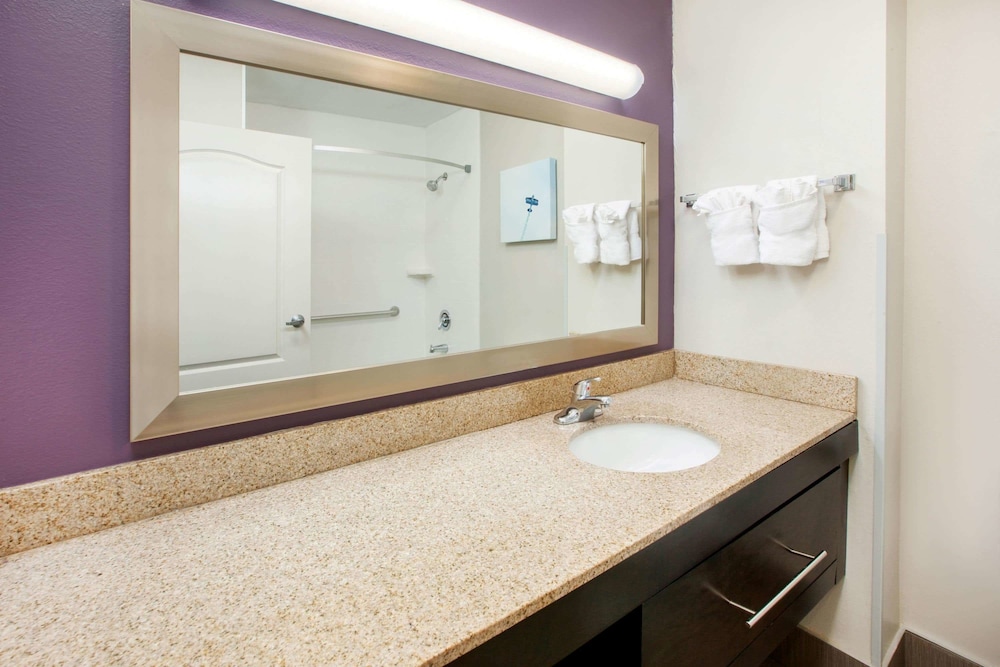 La Quinta Inn & Suites by Wyndham Cincinnati Airpt Florence 14/47