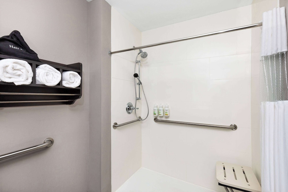 La Quinta Inn and Suites by Wyndham Cullman 45/46