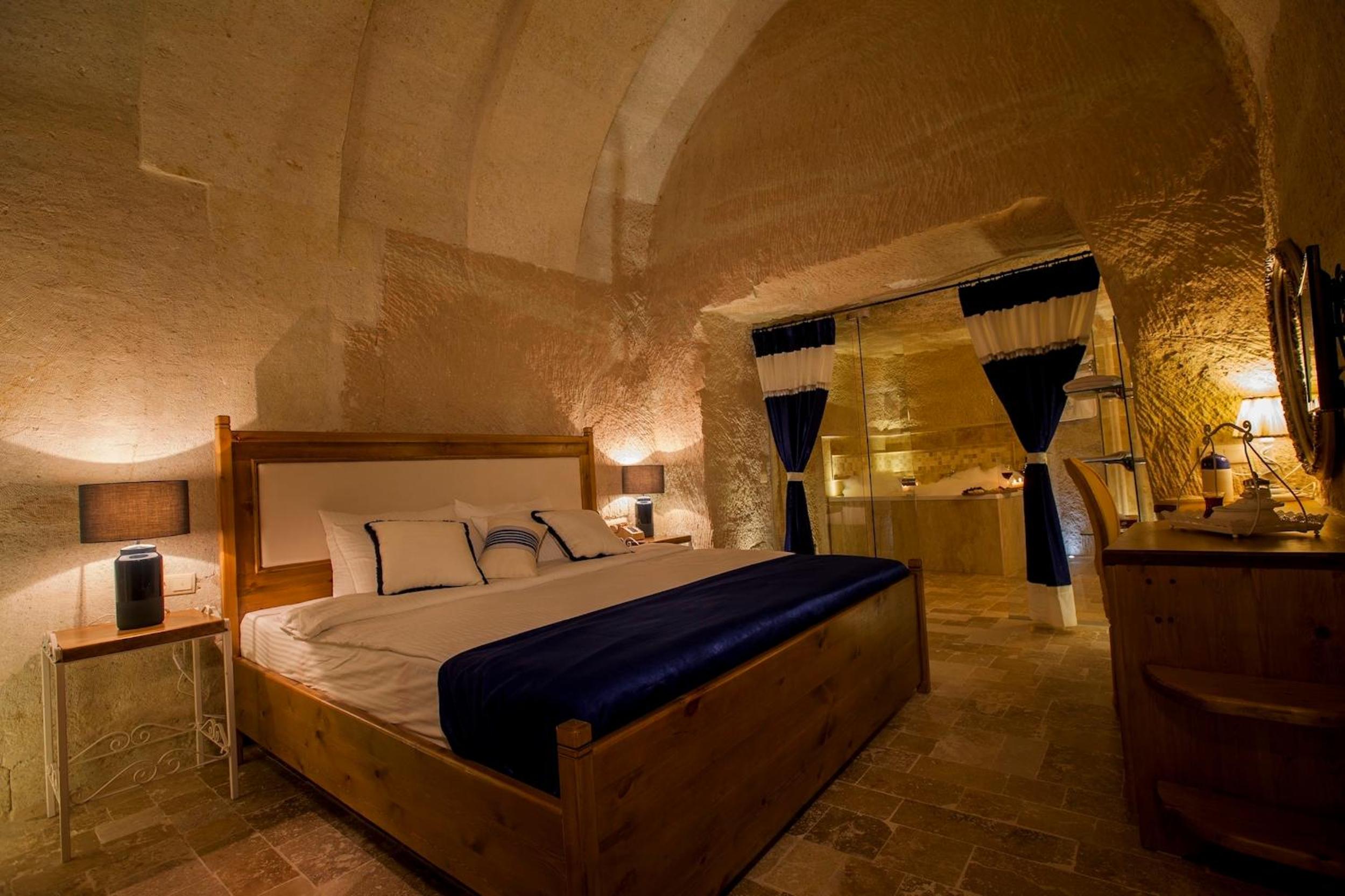 Cave, Exclusive, Suite