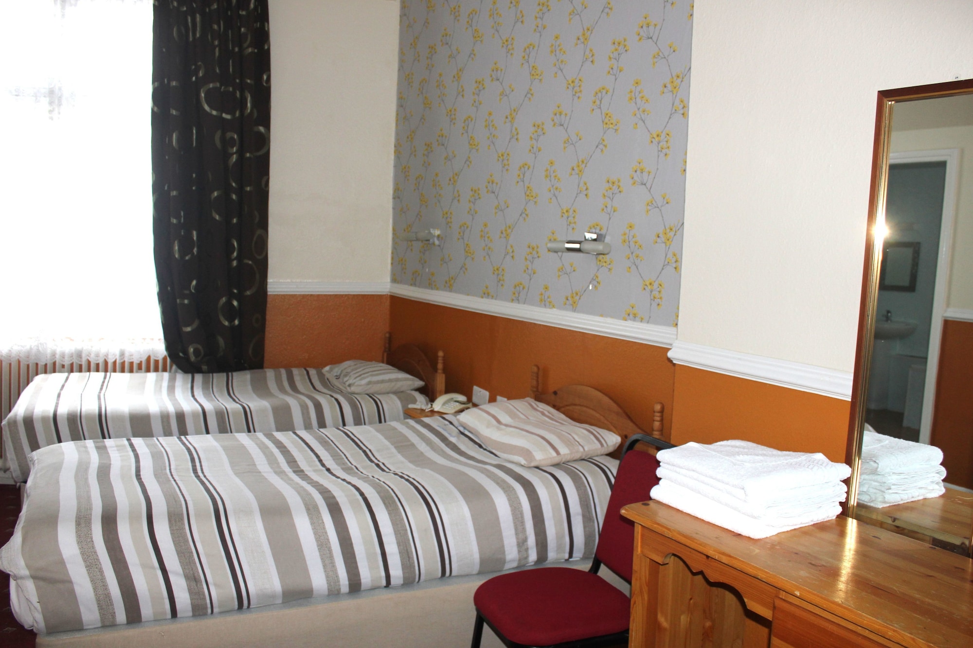 ROOM, QUADRUPLE