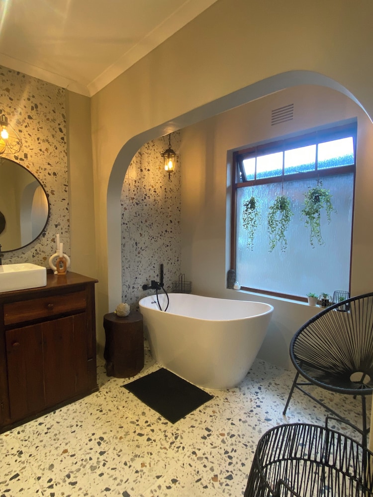 Dolphin Circle Bed and Breakfast 50/50