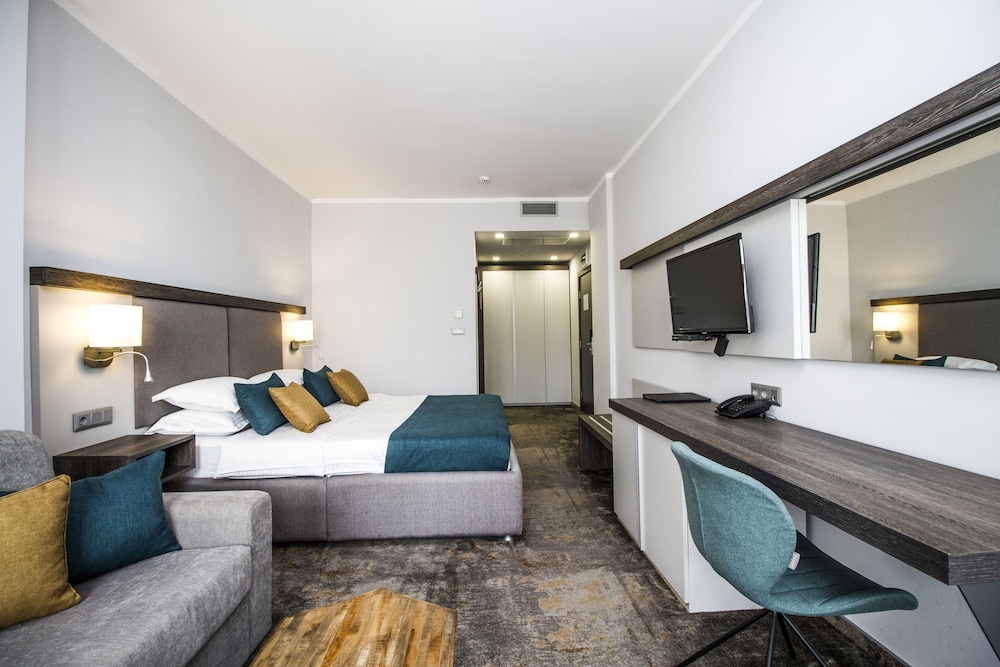 Best Western Plus Premium Inn 12/57