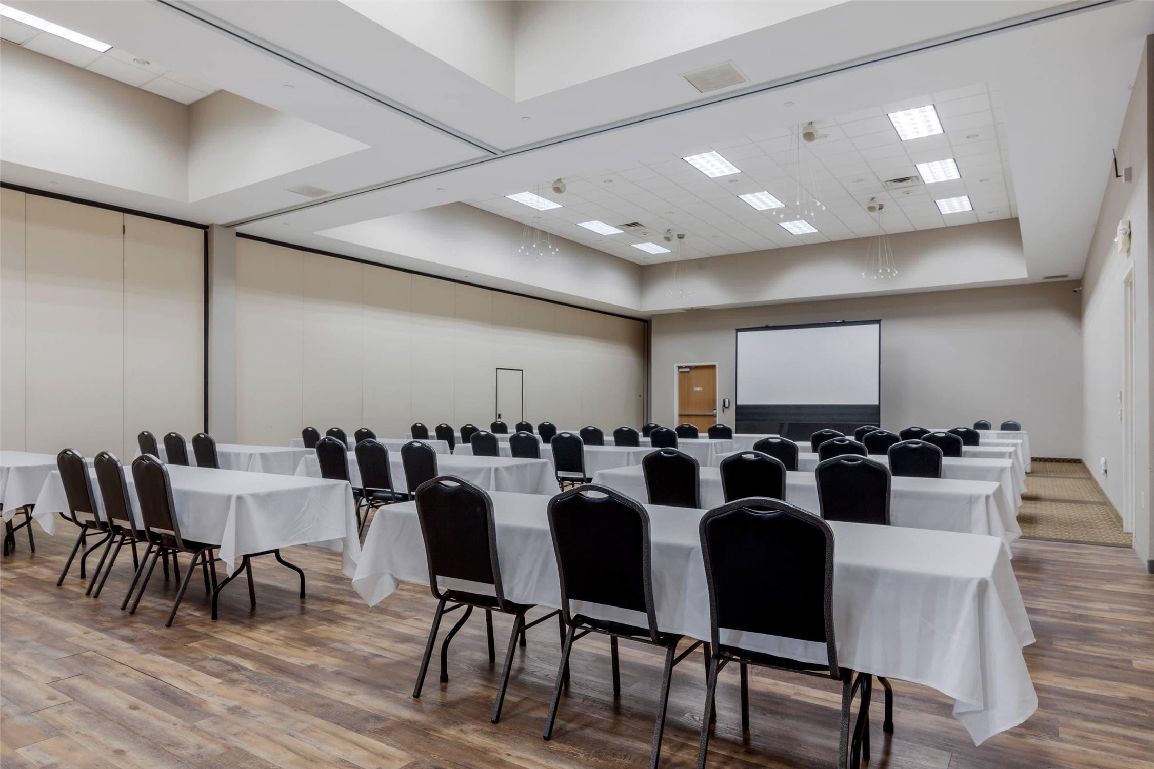 Comfort Suites Johnson Creek Conference Center 16/23