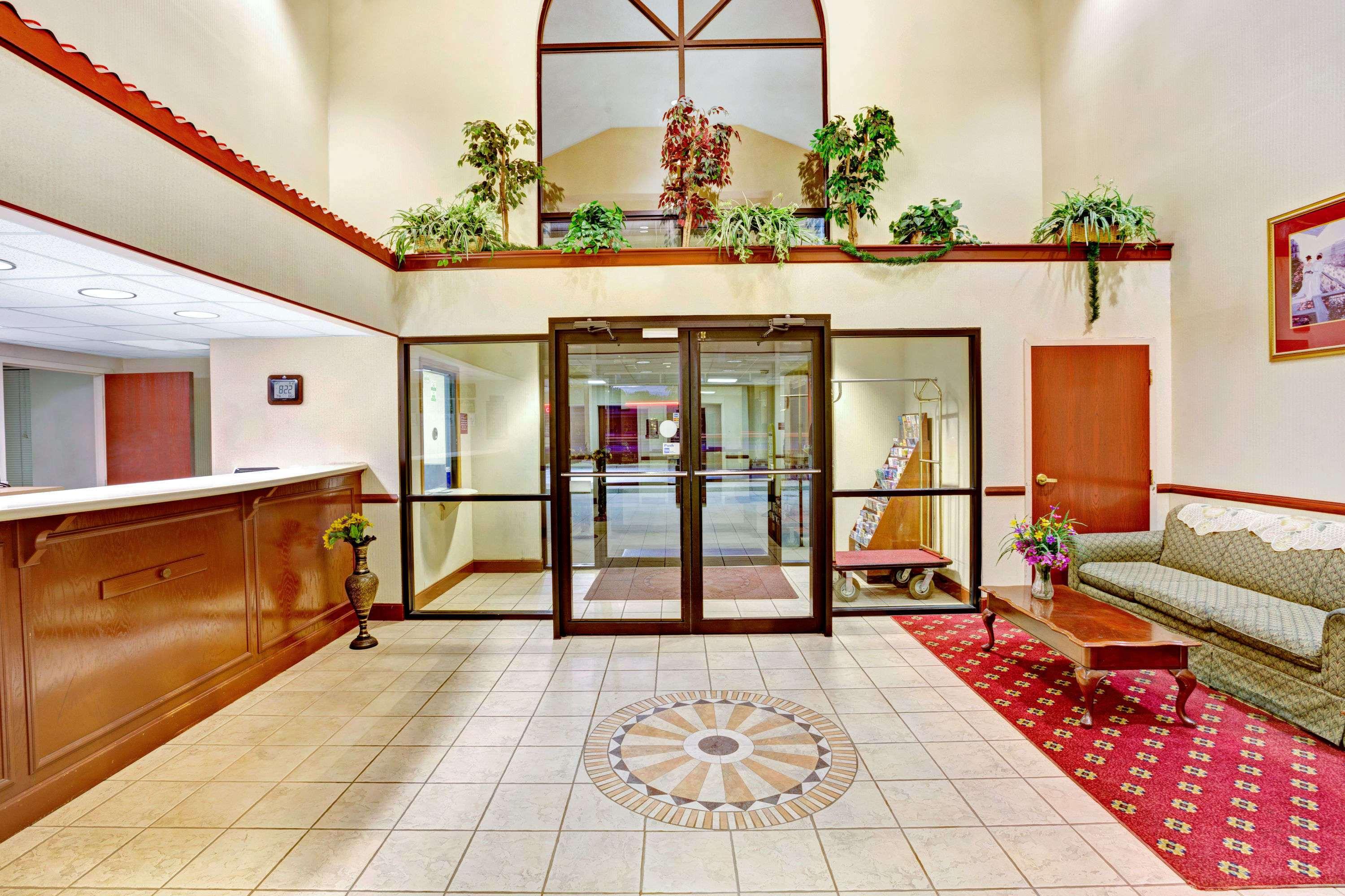 Days Inn & Suites by Wyndham Louisville SW 4/17