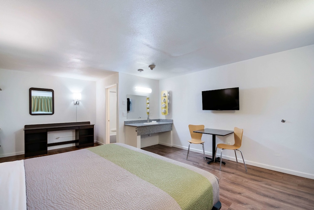 Motel6 Burlington, WA 25/45