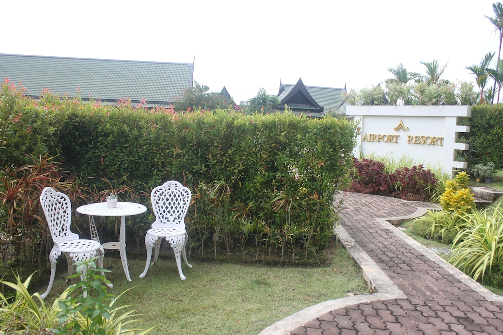 Airport Resort And Spa 64/69