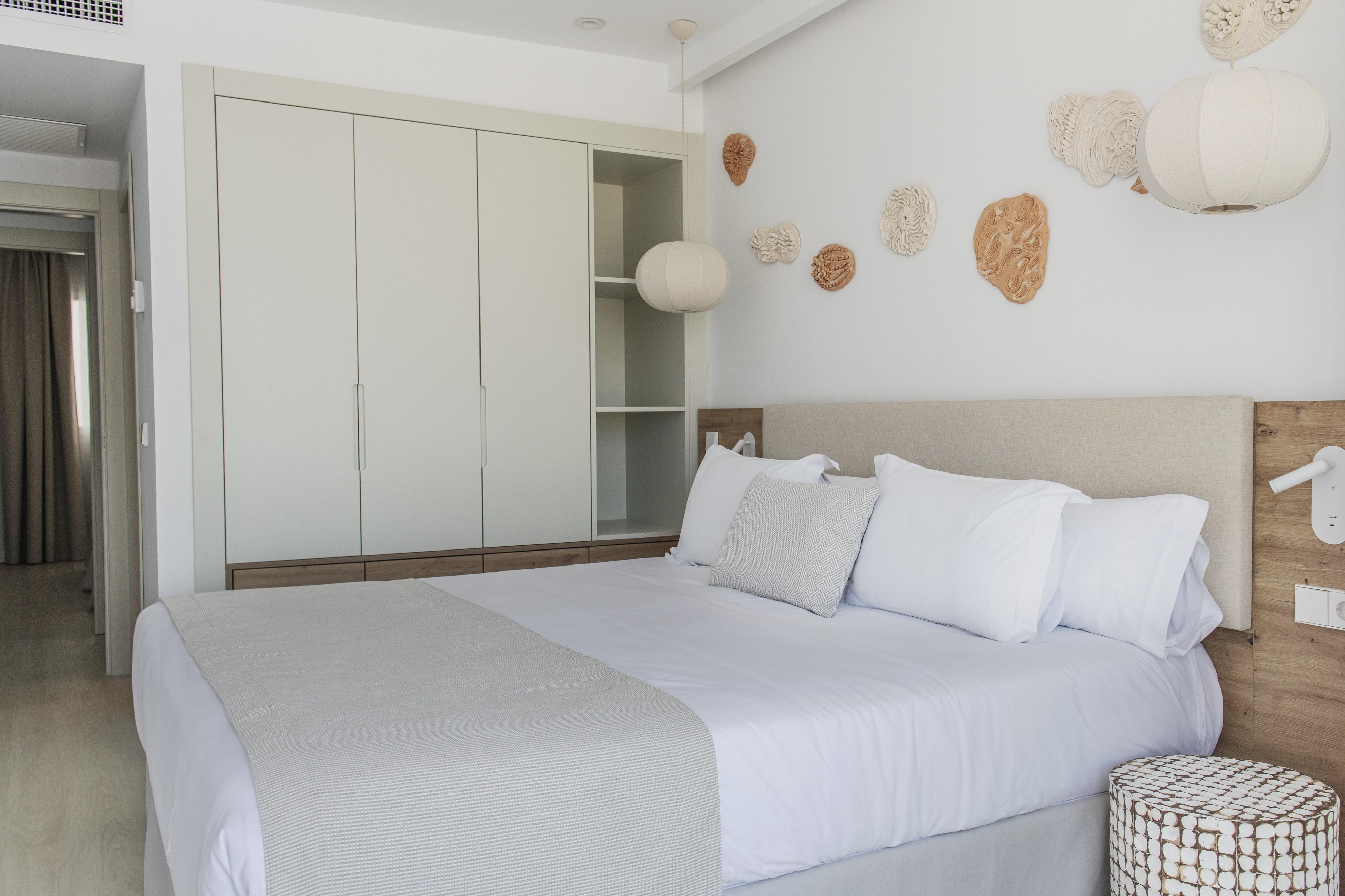 2 Bedrooms, Suite, Sea Front, Balcony or Terrace