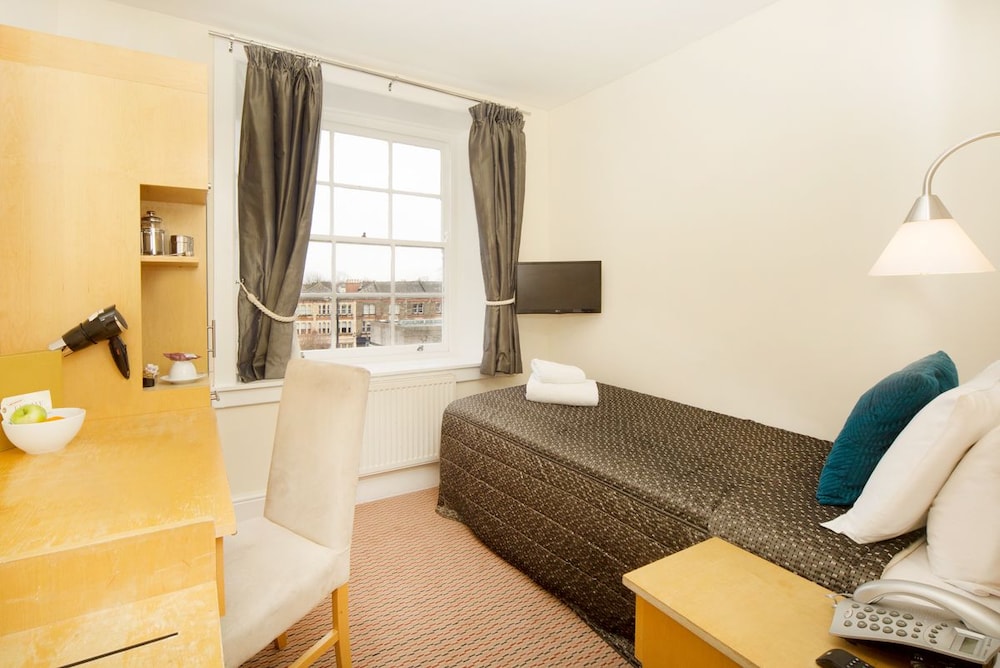 Rodney Hotel 38/48