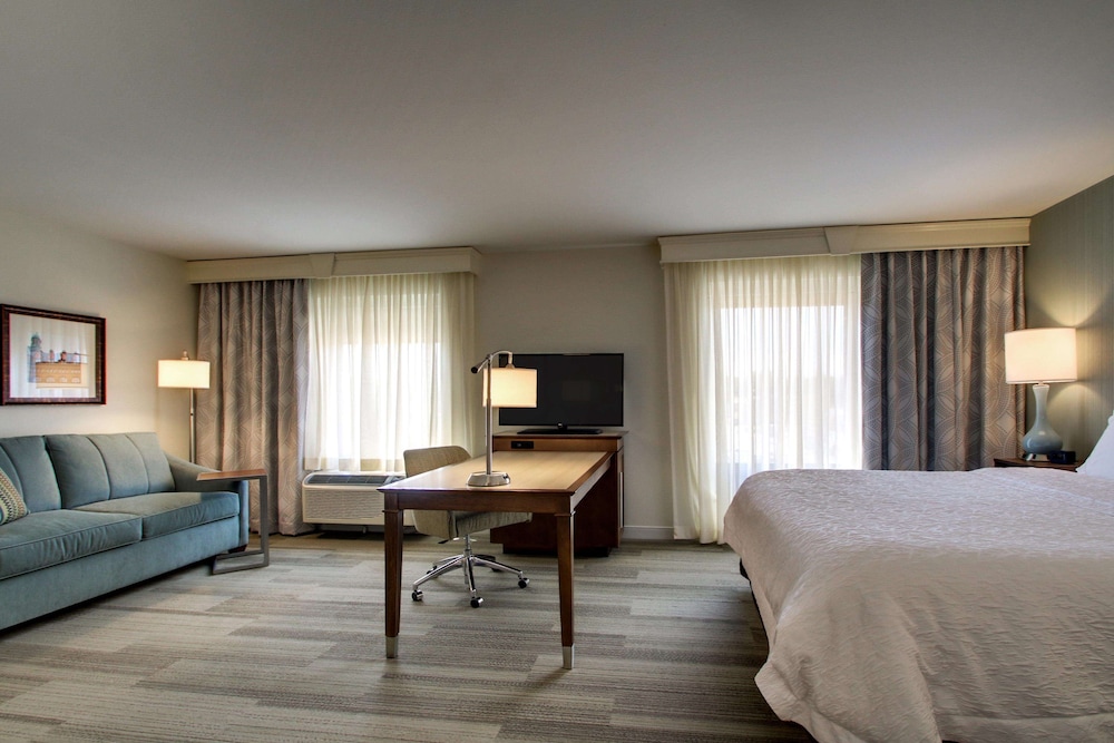 Hampton Inn & Suites Milwaukee West 30/64