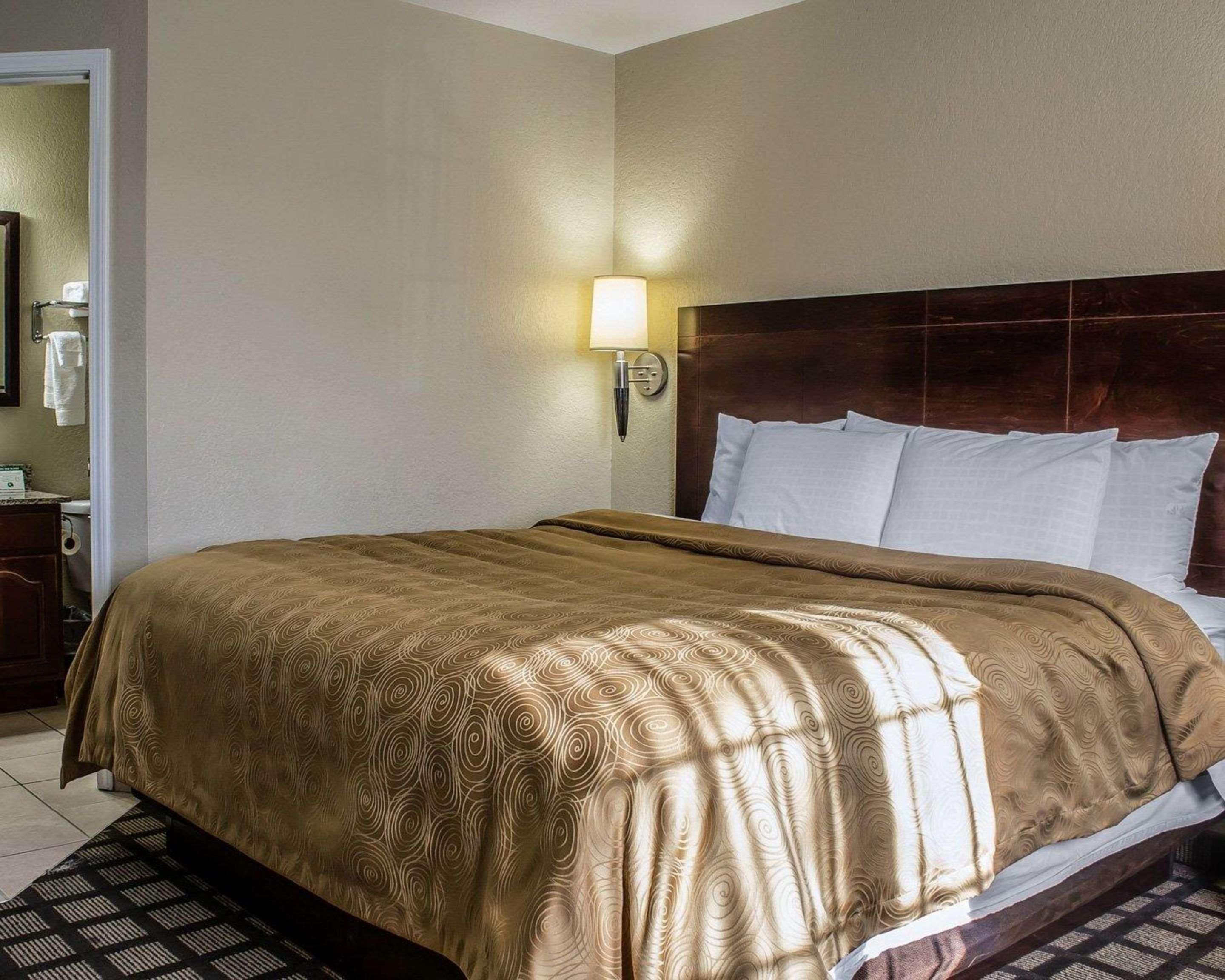 Efficiency, Suite, King Bed, Accessible