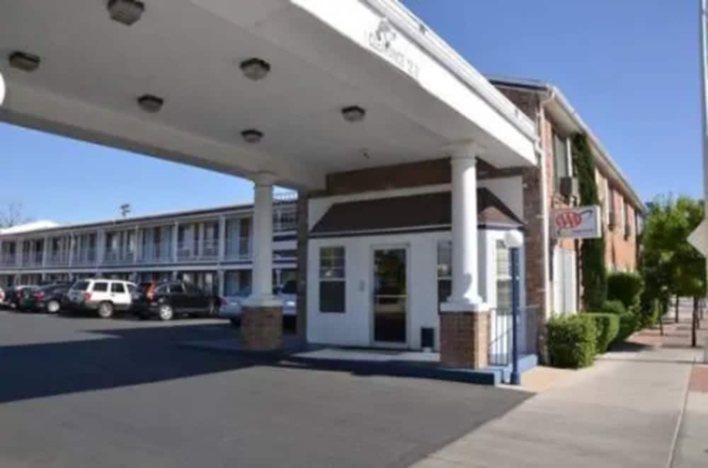 University Inn 8/40