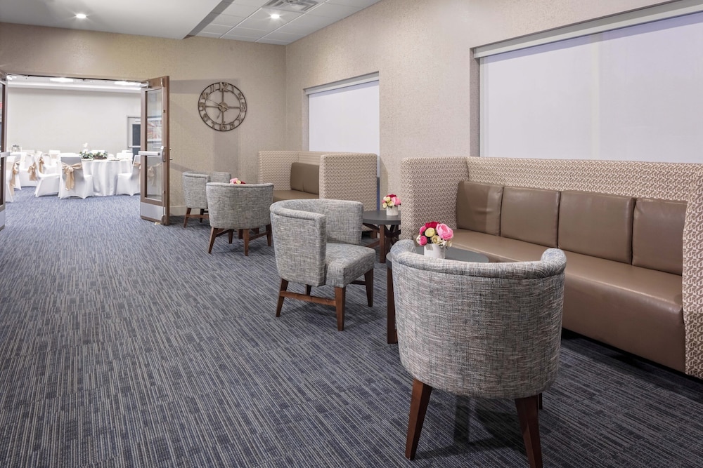 Holiday Inn Express & Suites Madison 35/59