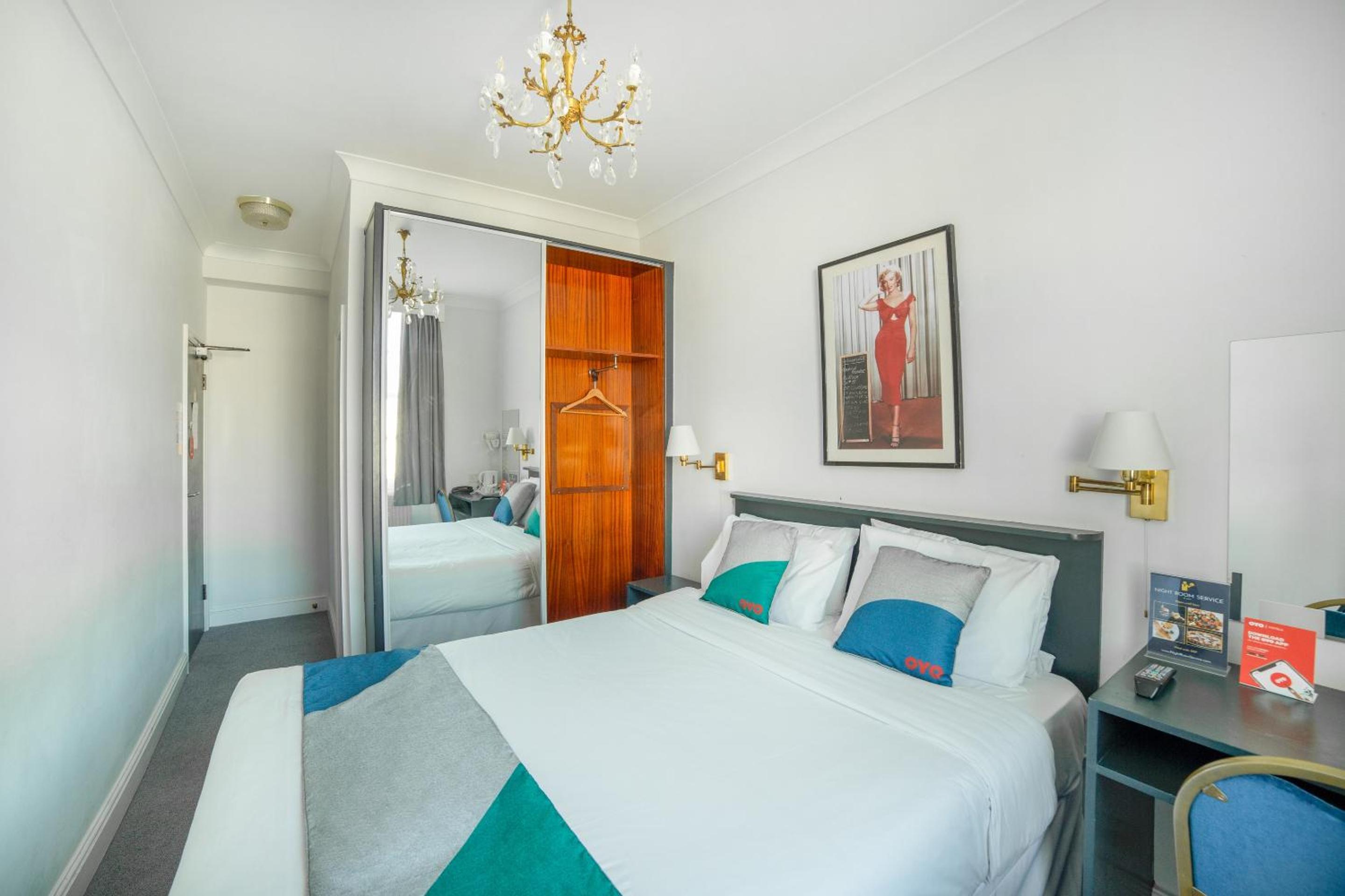 ROOM, DOUBLE BED