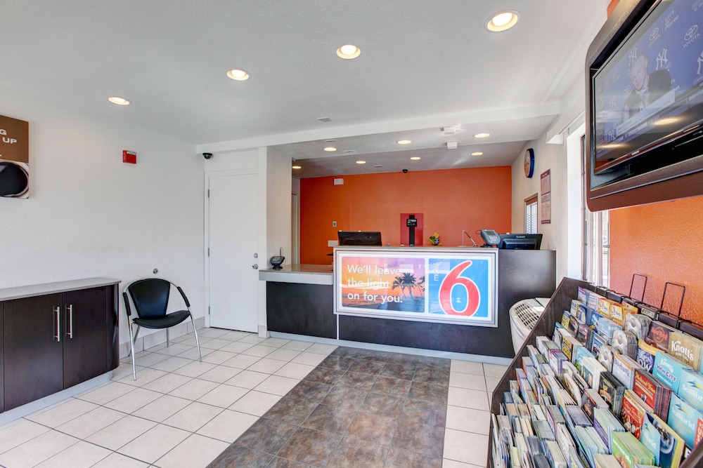 Lobby at Motel6 Bellflower, CA - Los Angeles, LONG BEACH - CA