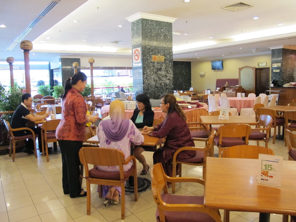 HOTEL GRAND CONTINENTAL KUCHING 76/89