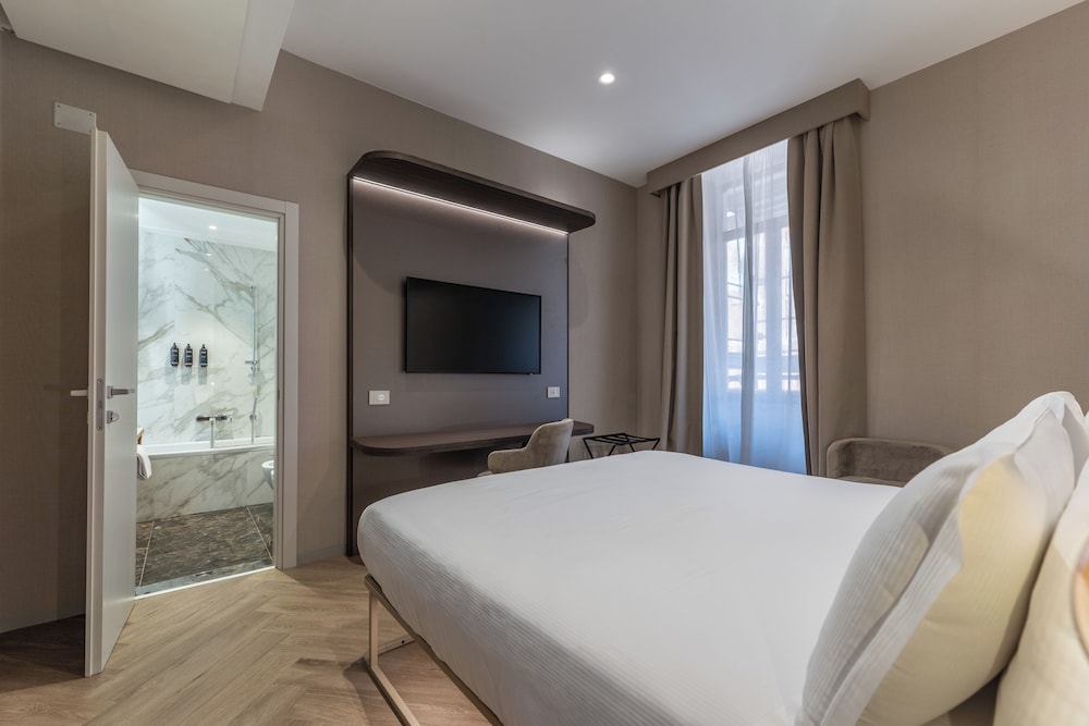 Deluxe, 1 King and 1 Single Beds, 2 Bathrooms