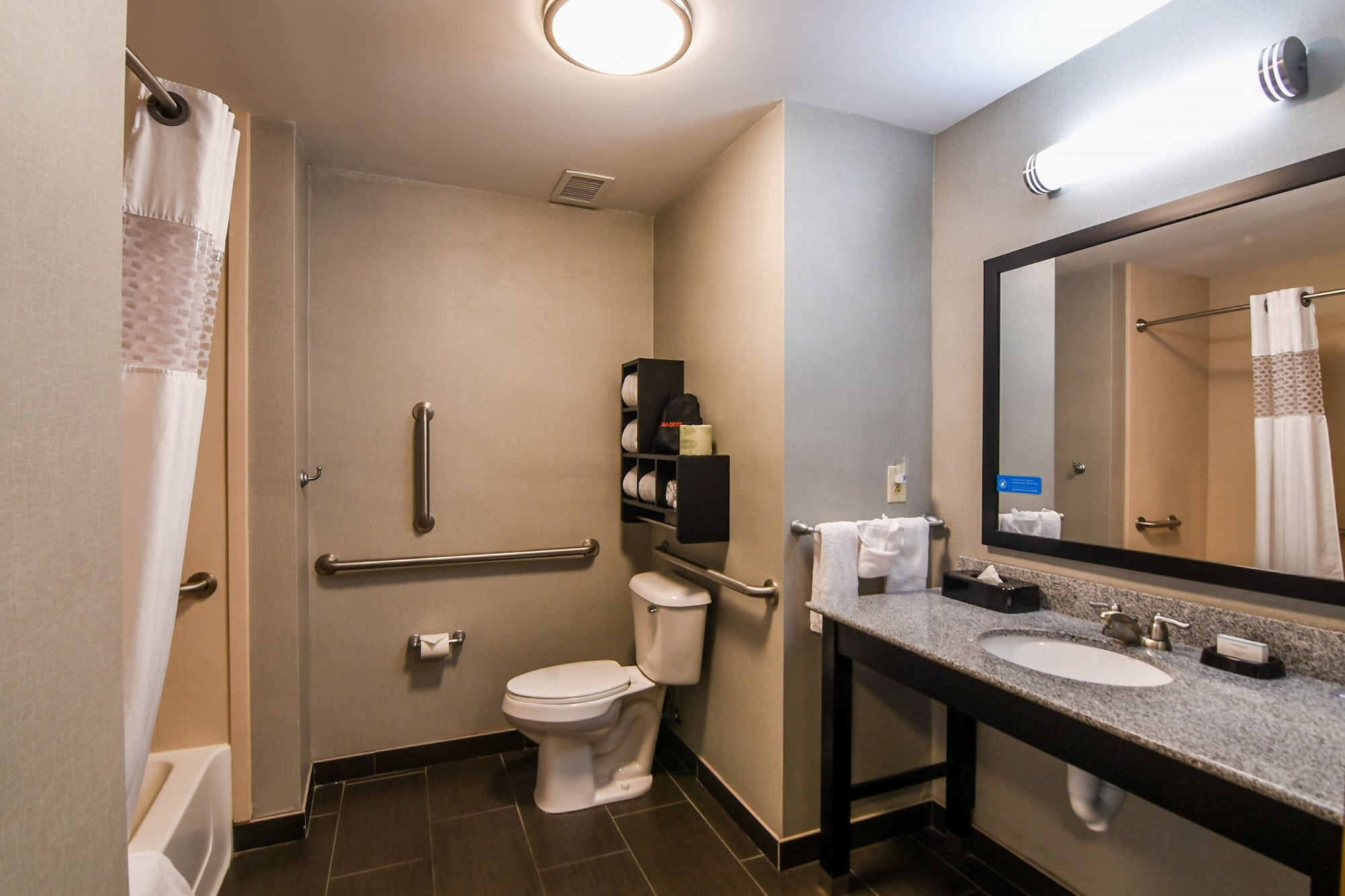 غرفة بسرير كينج بمطبخ صغير لذوي الإعاقة، Hampton Inn Foley 7/10