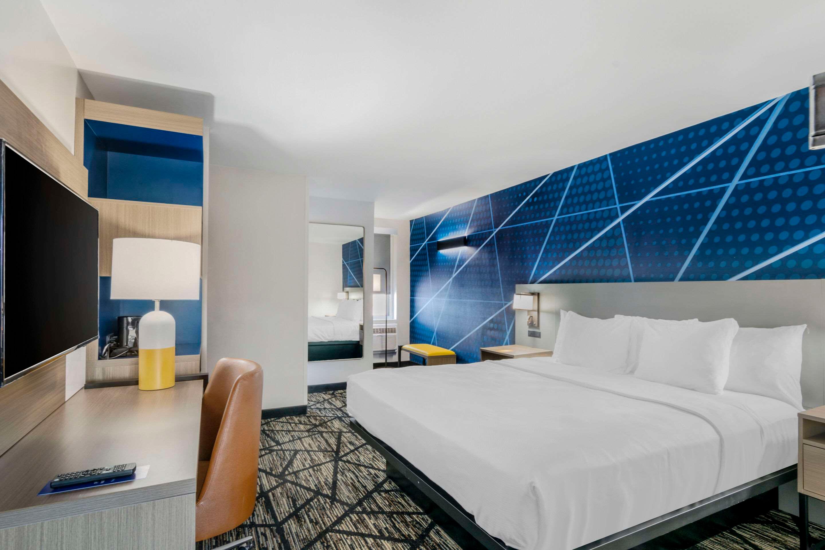 ROOM, KING BED