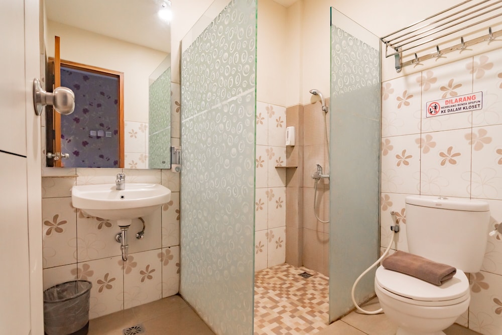 RedDoorz Premium Near Bandung Station 62/63