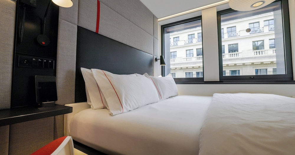 غرفة بسرير كينج في طابق مرتفع، CitizenM Paris Champs Elyses hotel 9/10