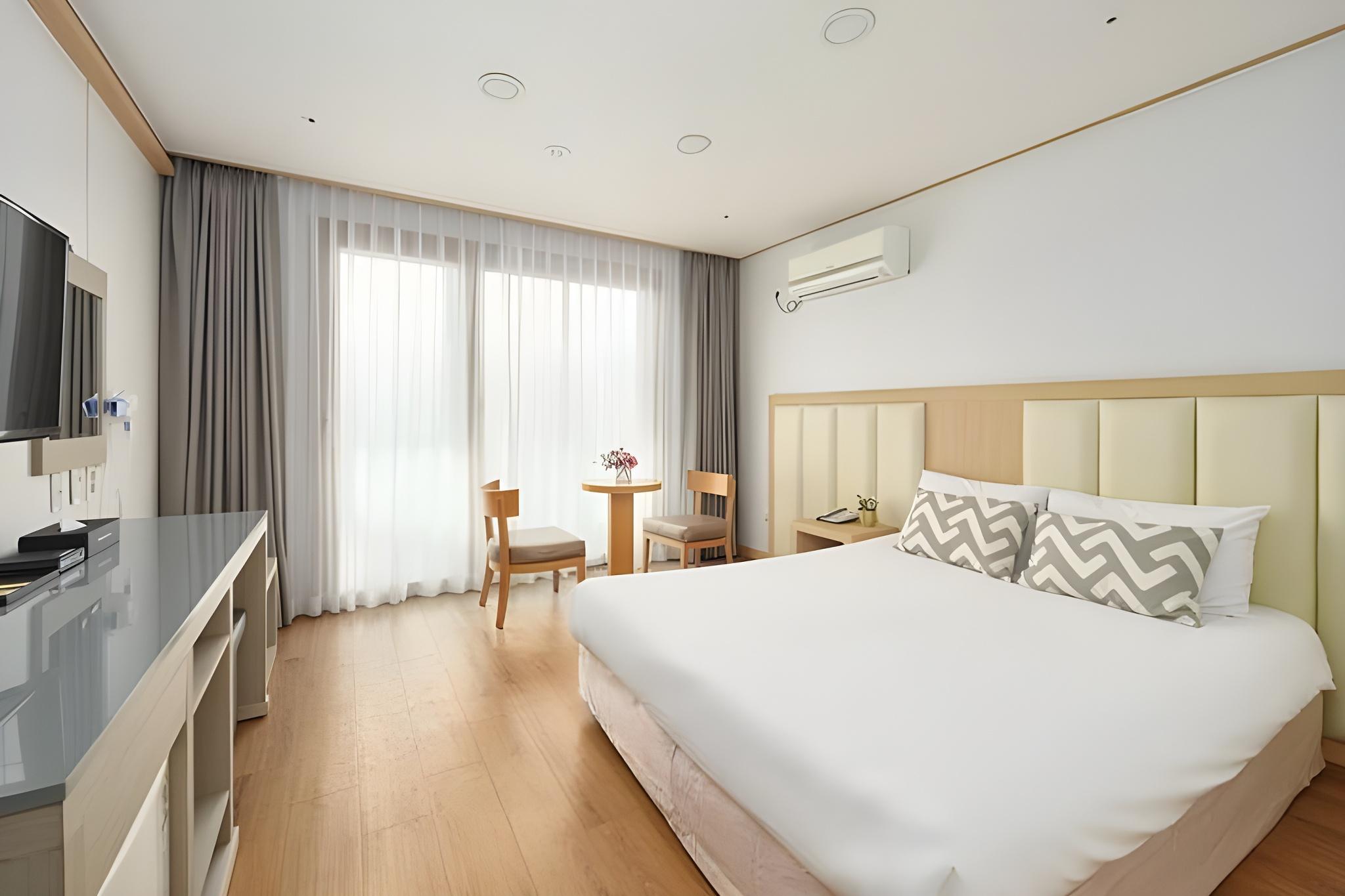 Room, 4 Futon Beds, Pool Side
