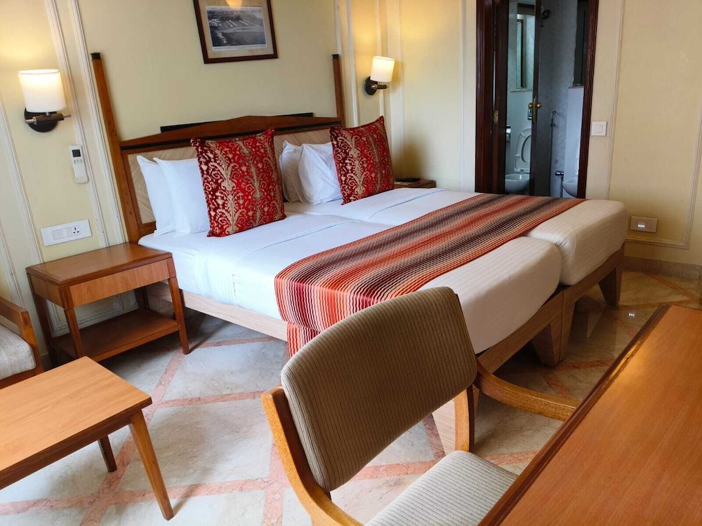 Hiltop Hotel 18/56