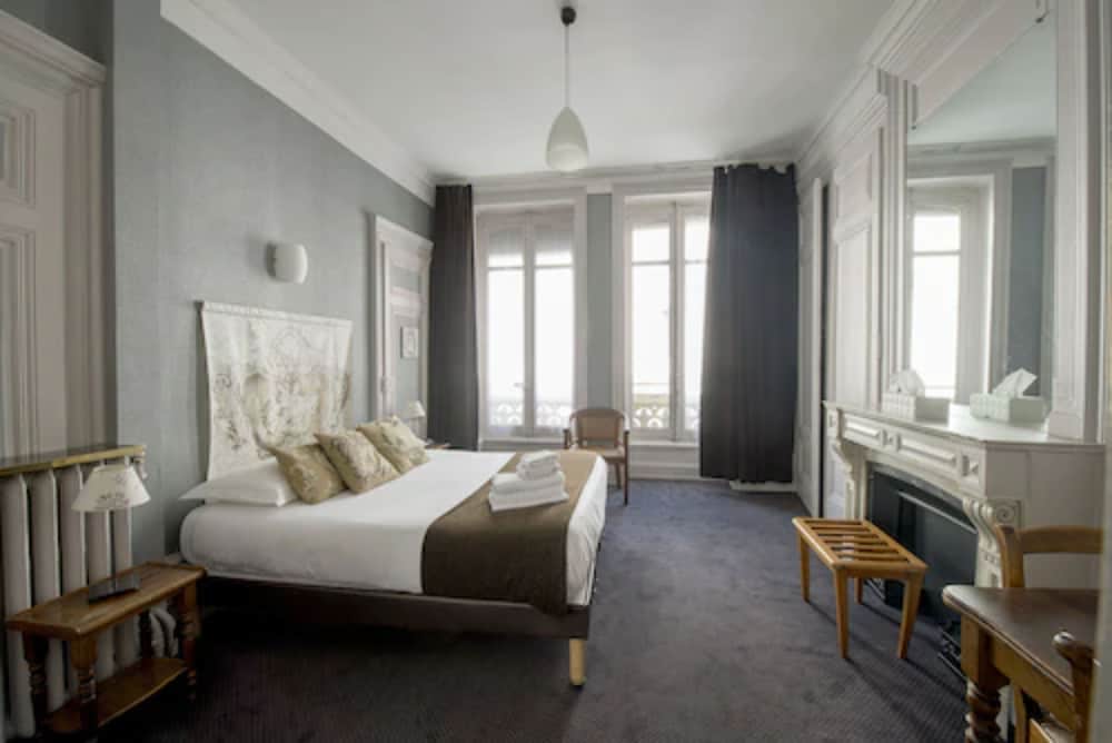 CLUB, QUEEN BED