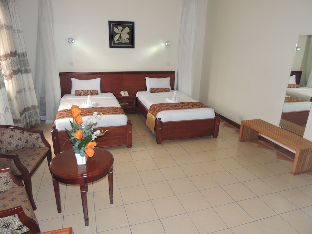The Hennessis Hotel 36/45