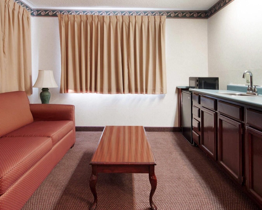 Econo Lodge Inn & Suites El Paso West 28/39