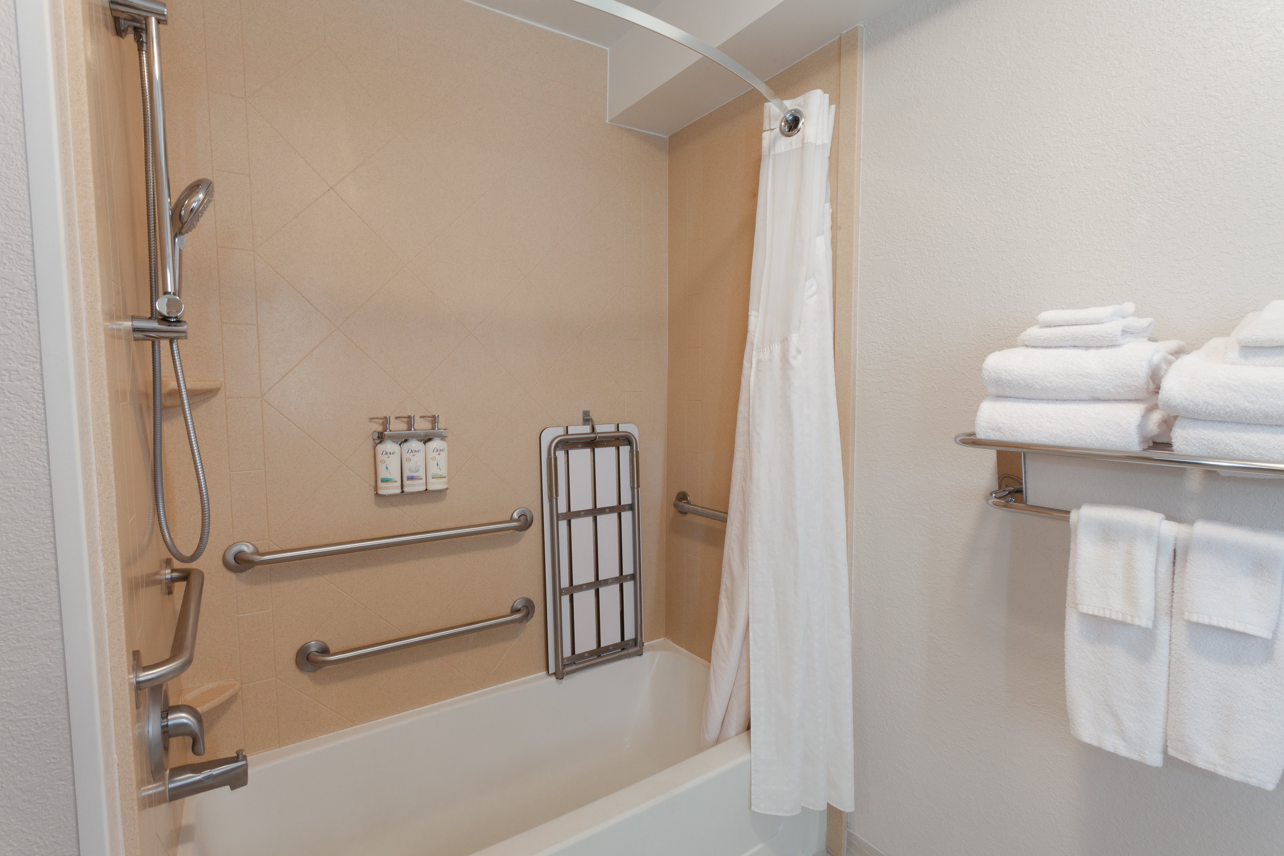 جناح لذوي الإعاقة، Holiday Inn Express Hotel Suites Logan 3/3