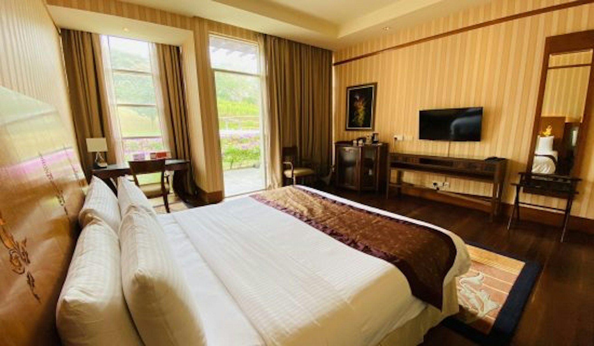 Deluxe, King Bed, Hill View