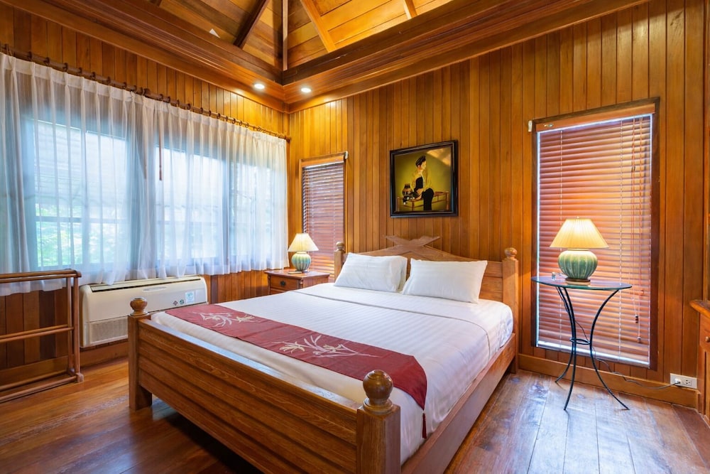 Wooden, Cottage, King Bed