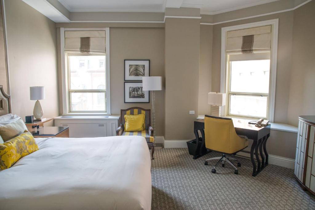 Fairmont Gold, Junior Suite, King Bed, City or River View