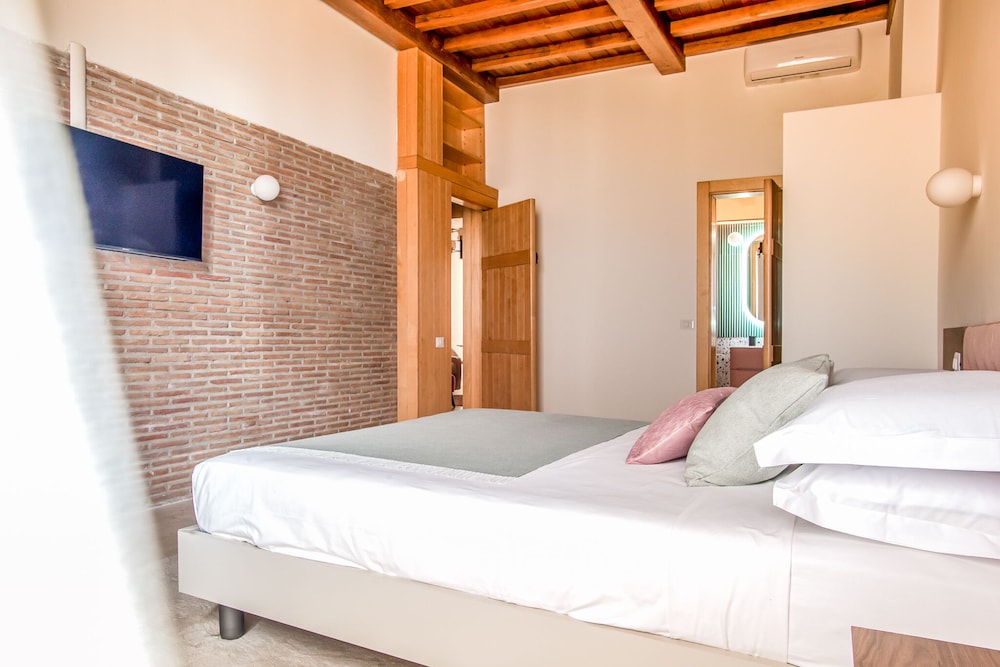 Grand Master Suites 29/74