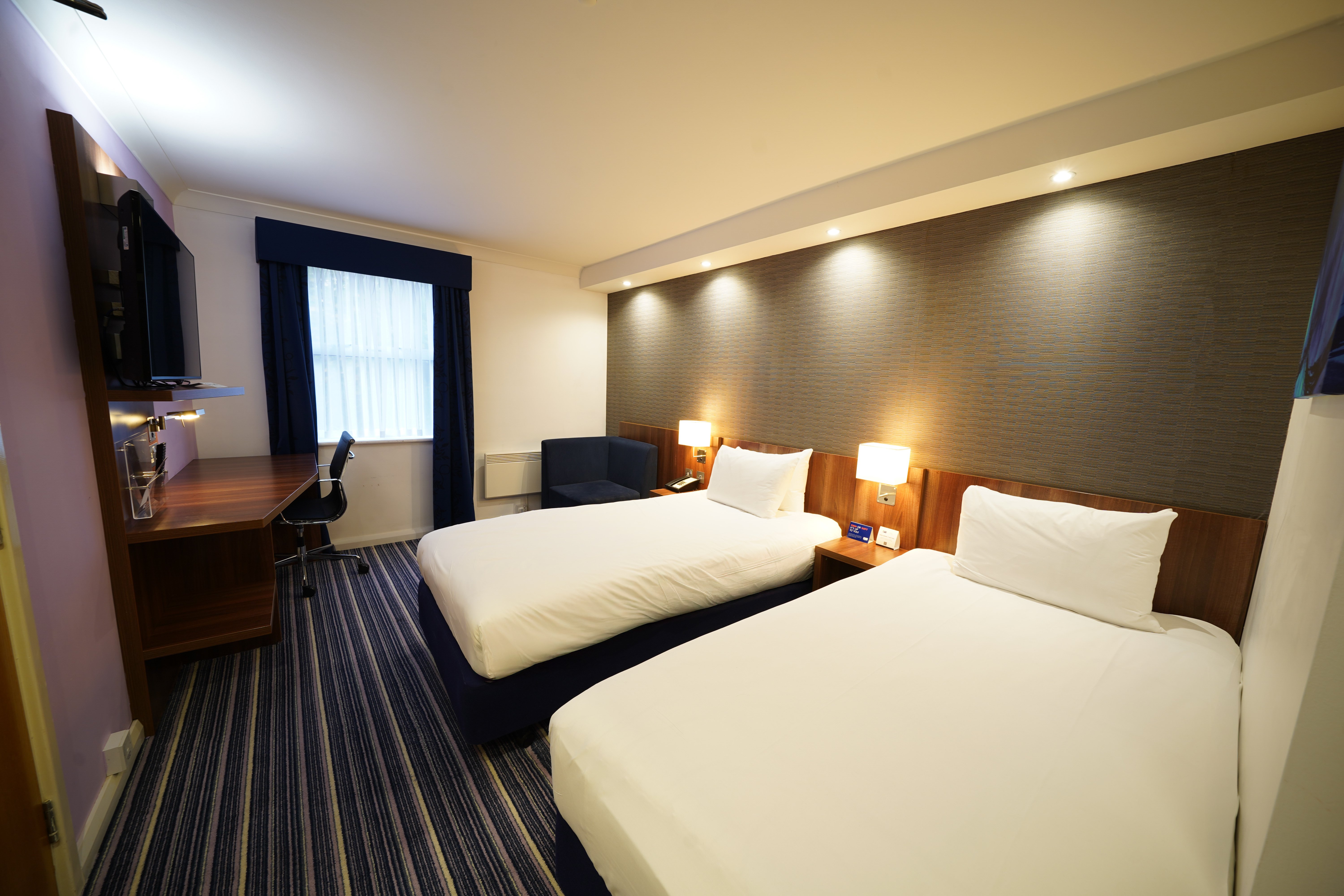 Holiday Inn Express Glenrothes 11/70