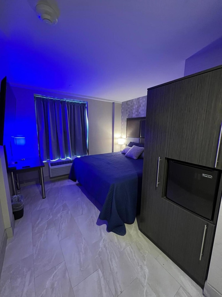 DELUXE, QUEEN BED