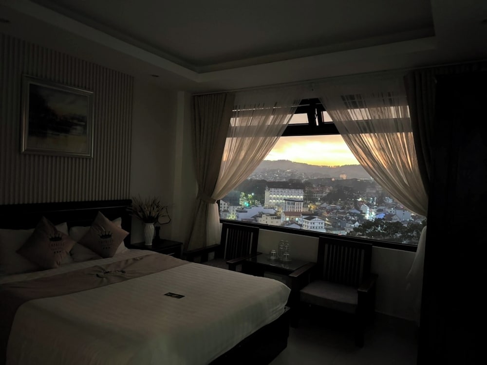 غرفة ديلوكس بسرير كوين بإطلالة على المدينة، Victory Dalat Hotel 9/10