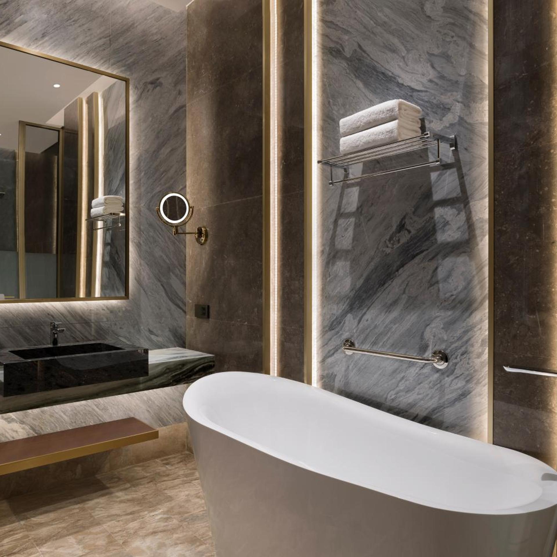 Premium, King Bed, Water View, Kitchenette، Velero Doha 6/10