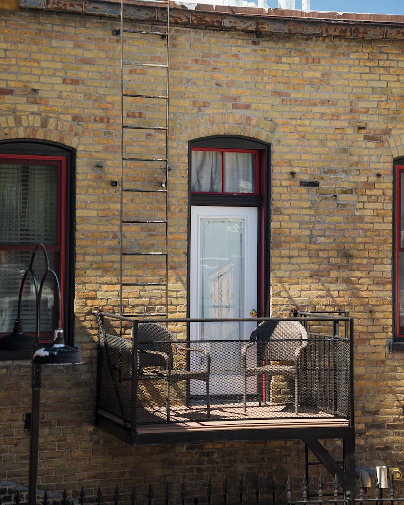 Red Garter Inn 46/50