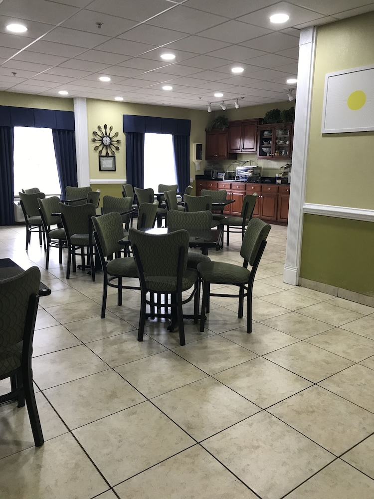 Days Inn & Suites by Wyndham Savannah North I-95 31/41
