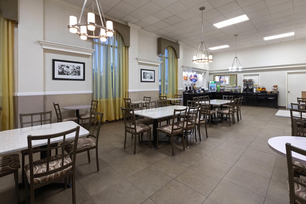Days Inn & Suites by Wyndham Festus 44/60