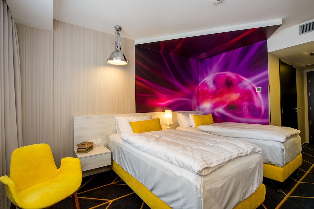 Science Hotel 8/37