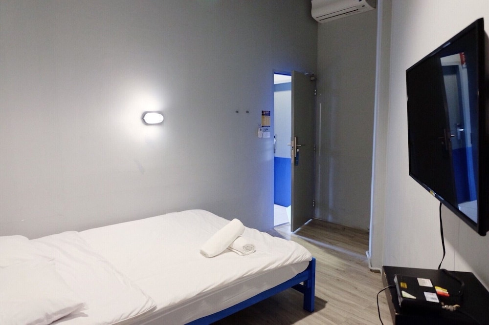 ECONOMY, DOUBLE BED, NO WINDOW