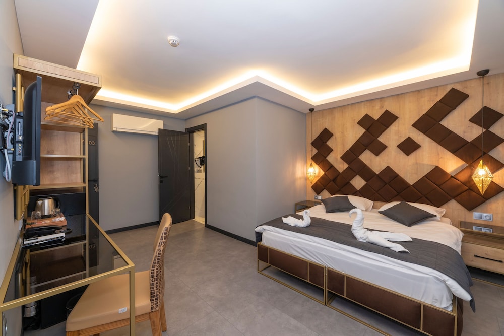 Fly And Stay Airport Hotel 12/55