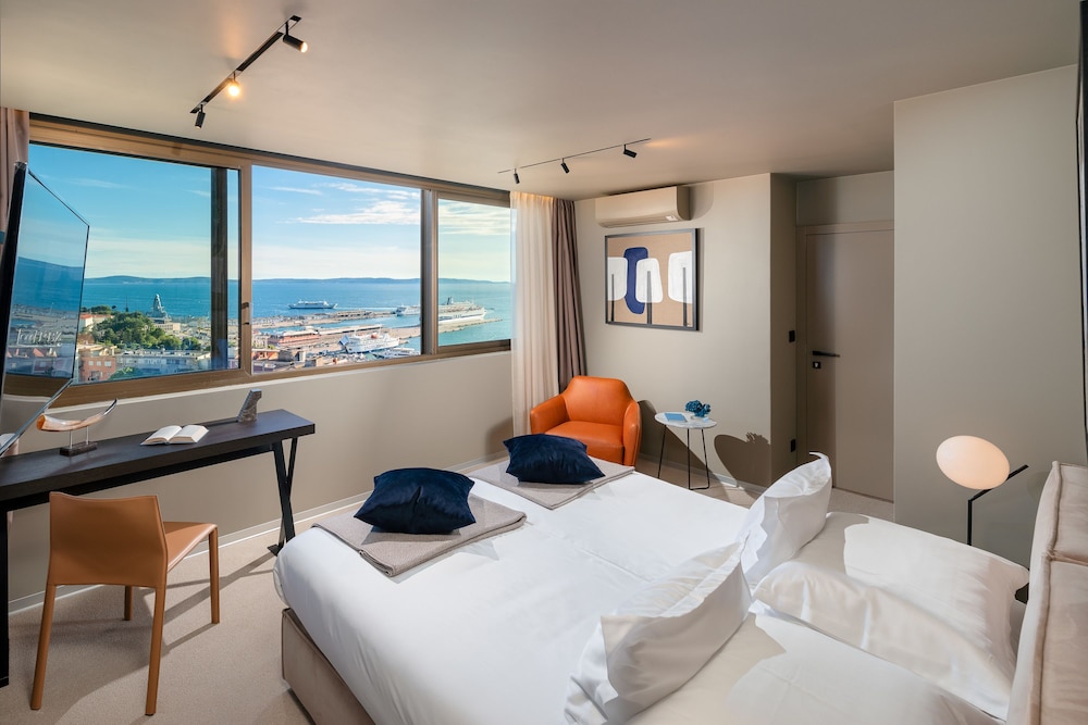 Hotel Royal Suites 30/73