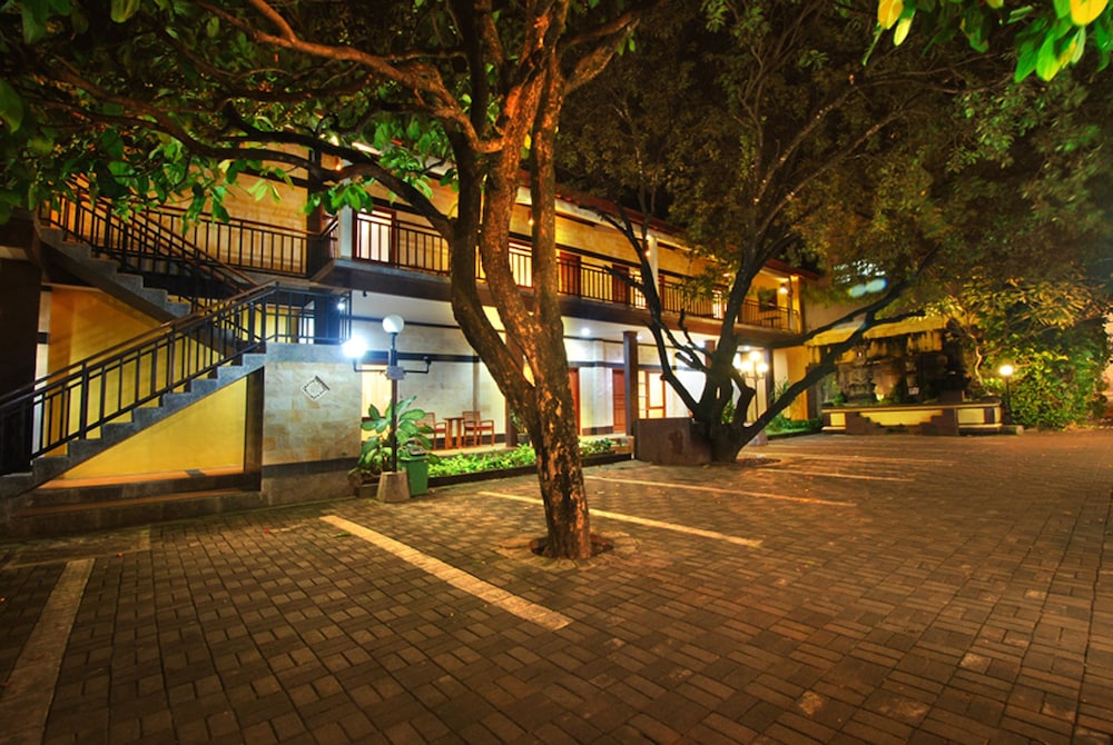 YULIA BEACH INN 61/67