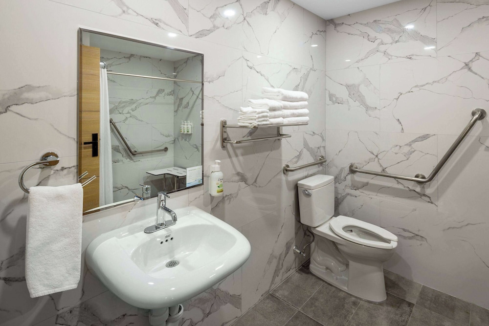 ROOM, QUEEN BED, SOFA, ACCESSIBLE