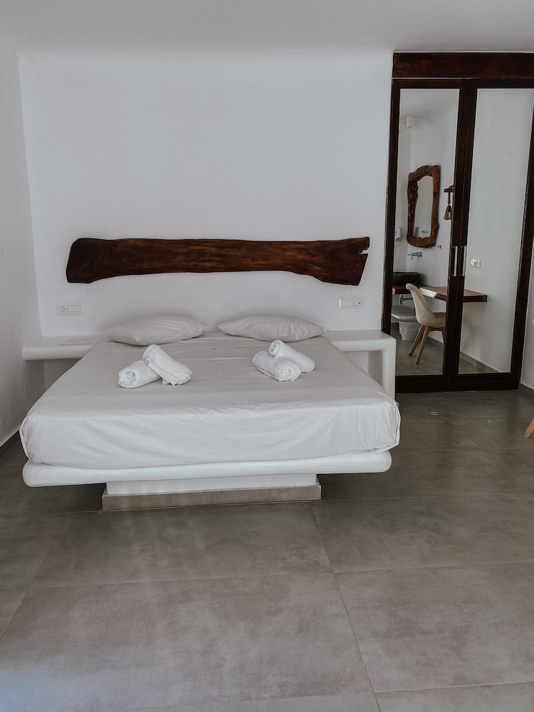 Eternal Suites 38/41