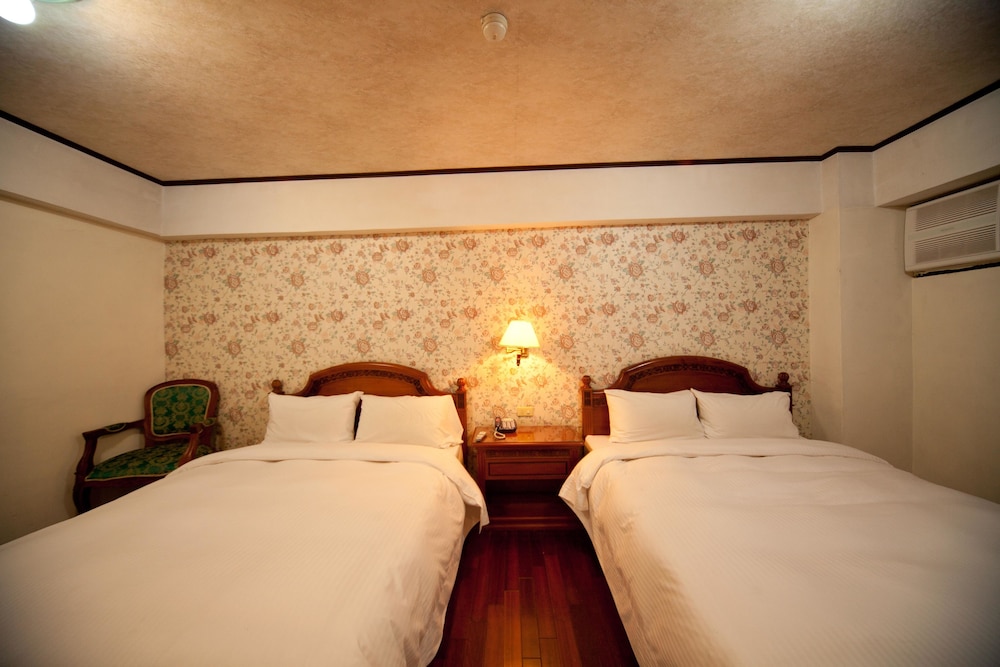 Champagne Hotel 12/36