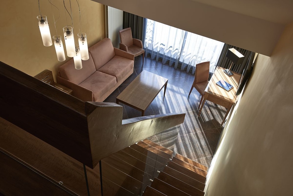 Hotel d Alleves 12/19